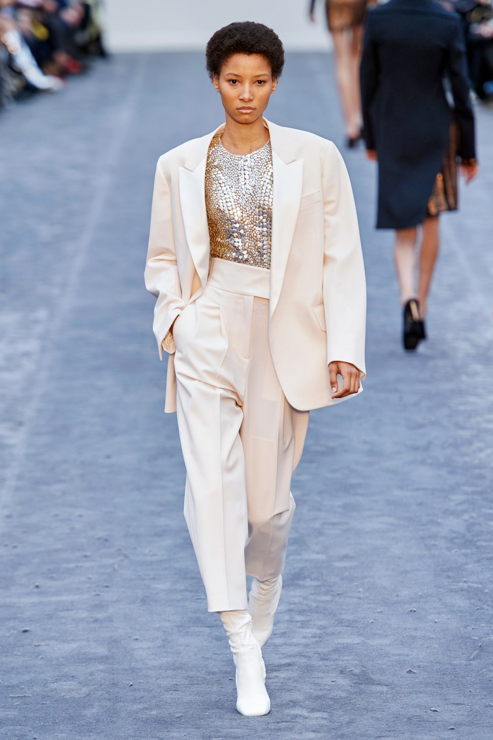 обзор модной коллекции Roberto Cavalli осень-зима 2019-2020, белый брючный костюм 