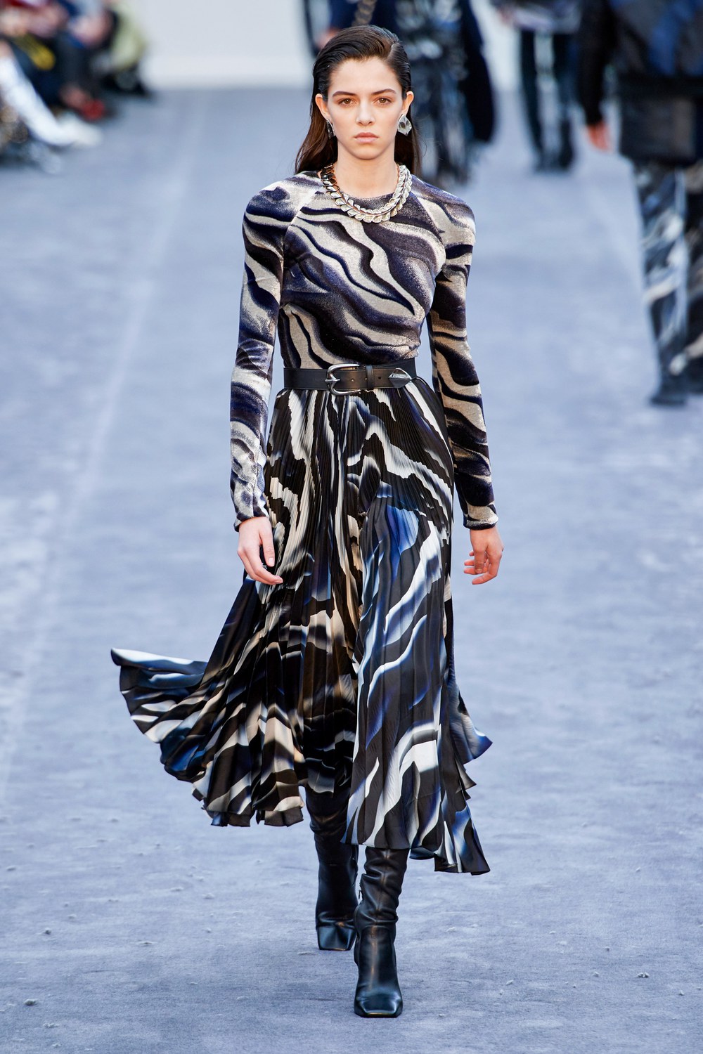 обзор модной коллекции Roberto Cavalli осень-зима 2019-2020, макси платье с черно белым принтом 