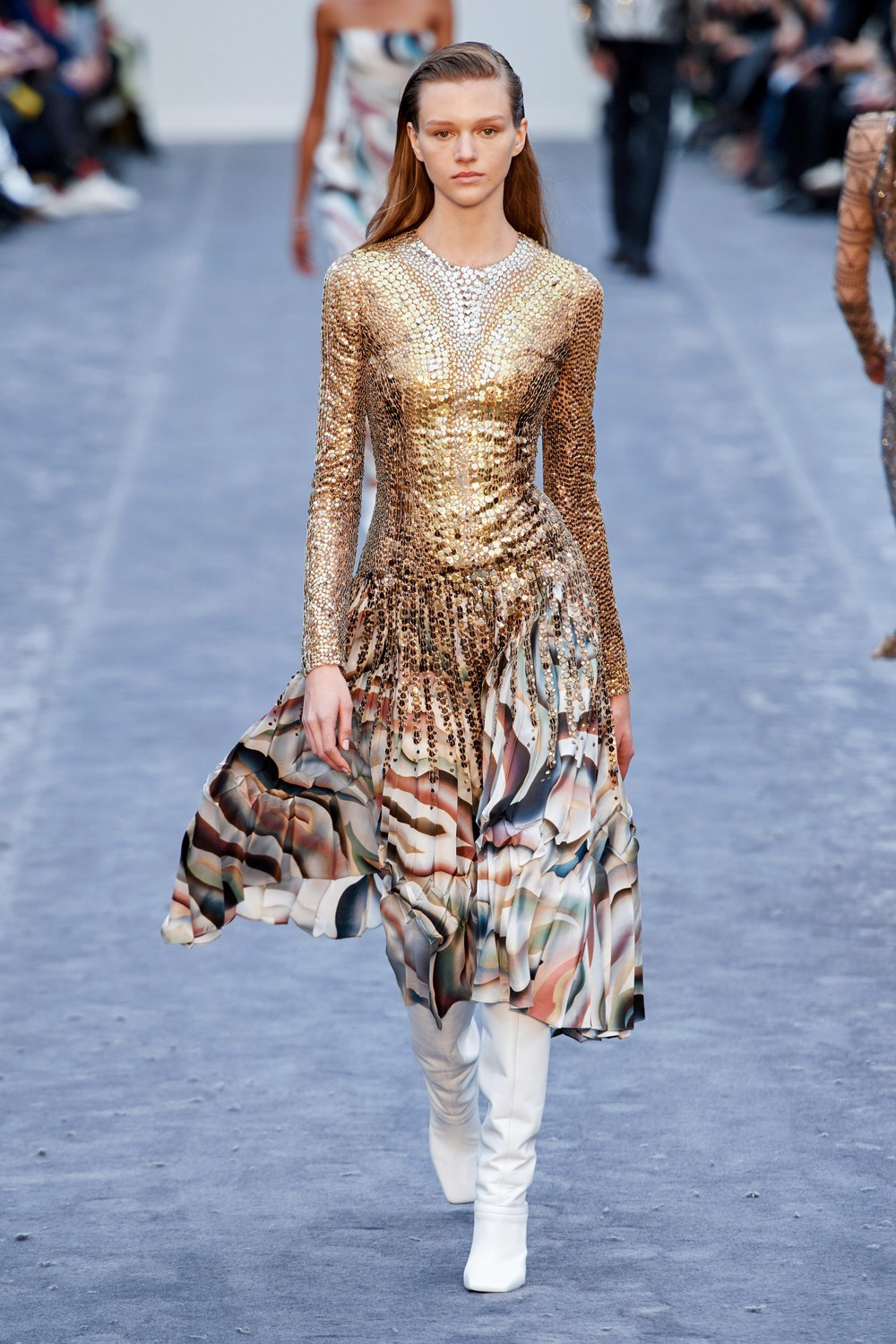 обзор модной коллекции Roberto Cavalli осень-зима 2019-2020, миди платье с золотыми пайетками 